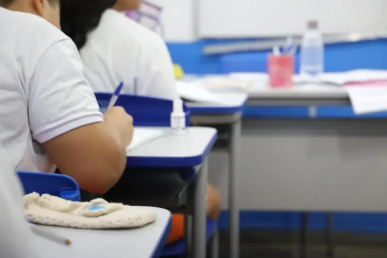 Para participar é necessário ter idade mínima exigida na data da prova, sendo 15 anos completos para o ensino fundamental e 18 anos completos para o ensino médio
